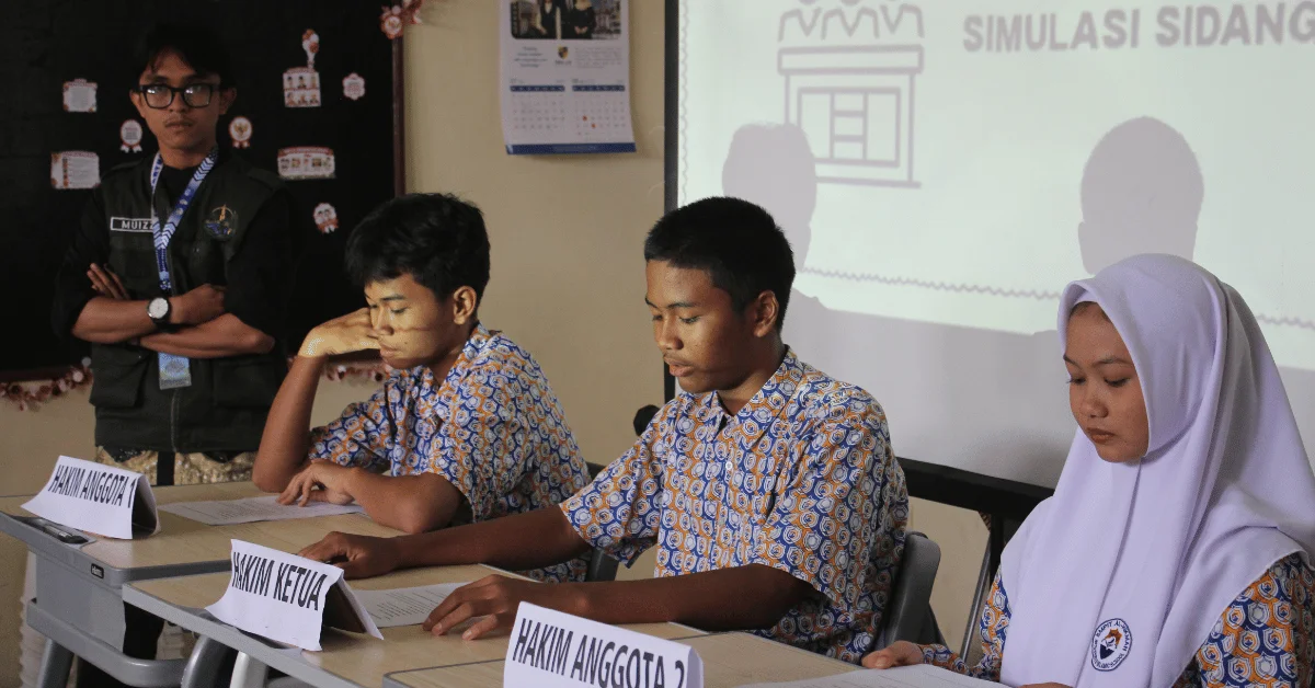 Edukasi Literasi Digital, KKN 110 Jivanartha Kenalkan Bahaya dan Sanksi Hukum Cyberbullying kepada Siswa SMP