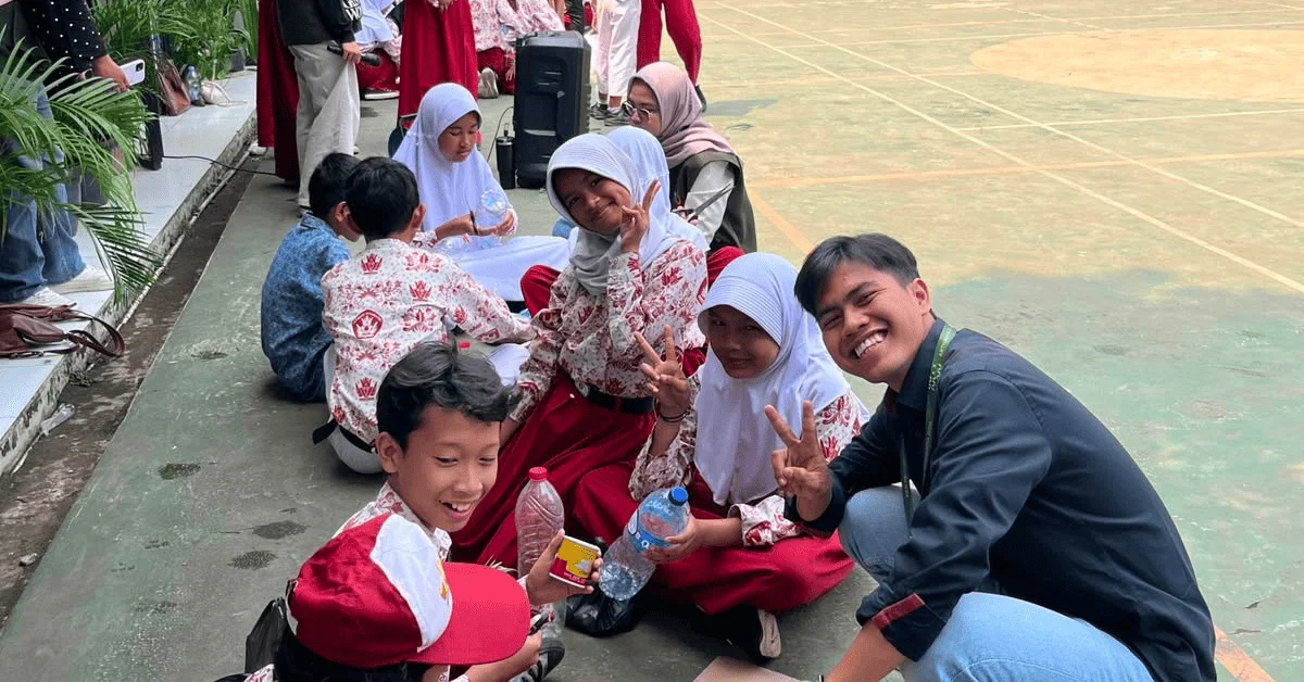 KKN Arthajaya 100 Sulap Botol Bekas Jadi Vertical Garden, Asah Kreativitas Siswa
