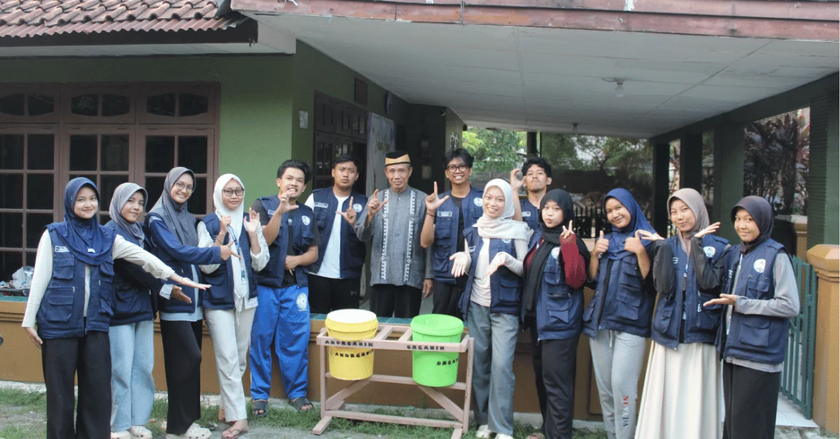 KKN Luminara 255 UIN Jakarta Buat dan Salurkan Tong Sampah Organik-Anorganik ke Sejumlah Posyandu di Curug Kulon
