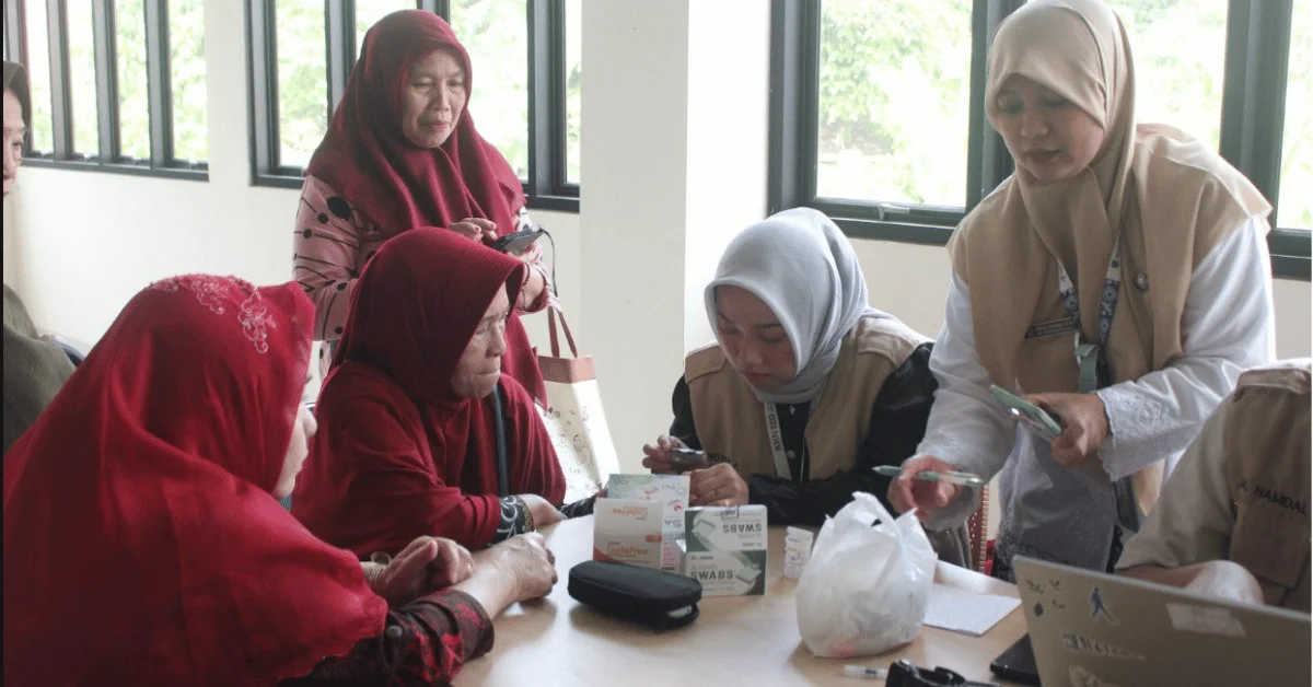 Dari Balita hingga Lansia, KKN SEVARDHANA UIN Jakarta Dukung Layanan Kesehatan Warga Duren Seribu
