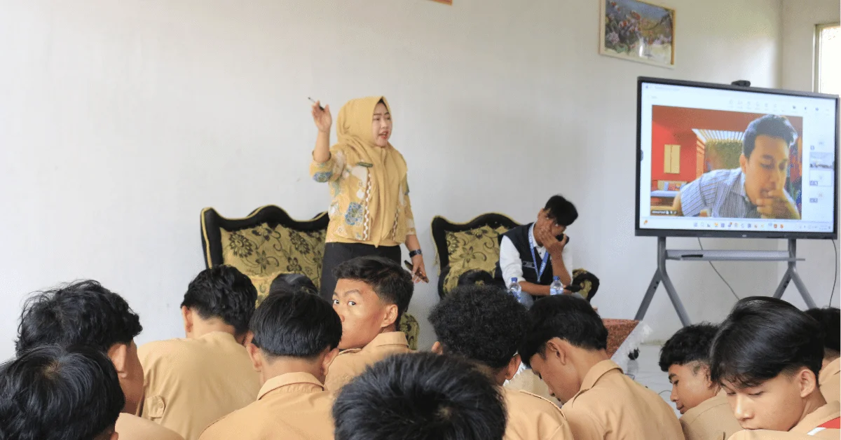 KKN 213 UIN Jakarta Kenalkan Dunia Kampus kepada Siswa SMK Acasia Fornis, Tekankan Pentingnya Rencana Masa Depan