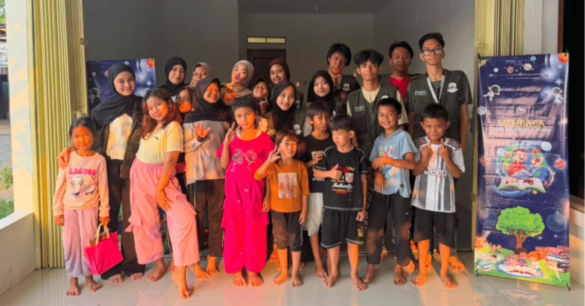 Tumbuhkan Minat Baca Sejak Dini, KKN 298 Bhavitra UIN Jakarta Gelar Pojok Baca Interaktif di Desa Wanakerta
