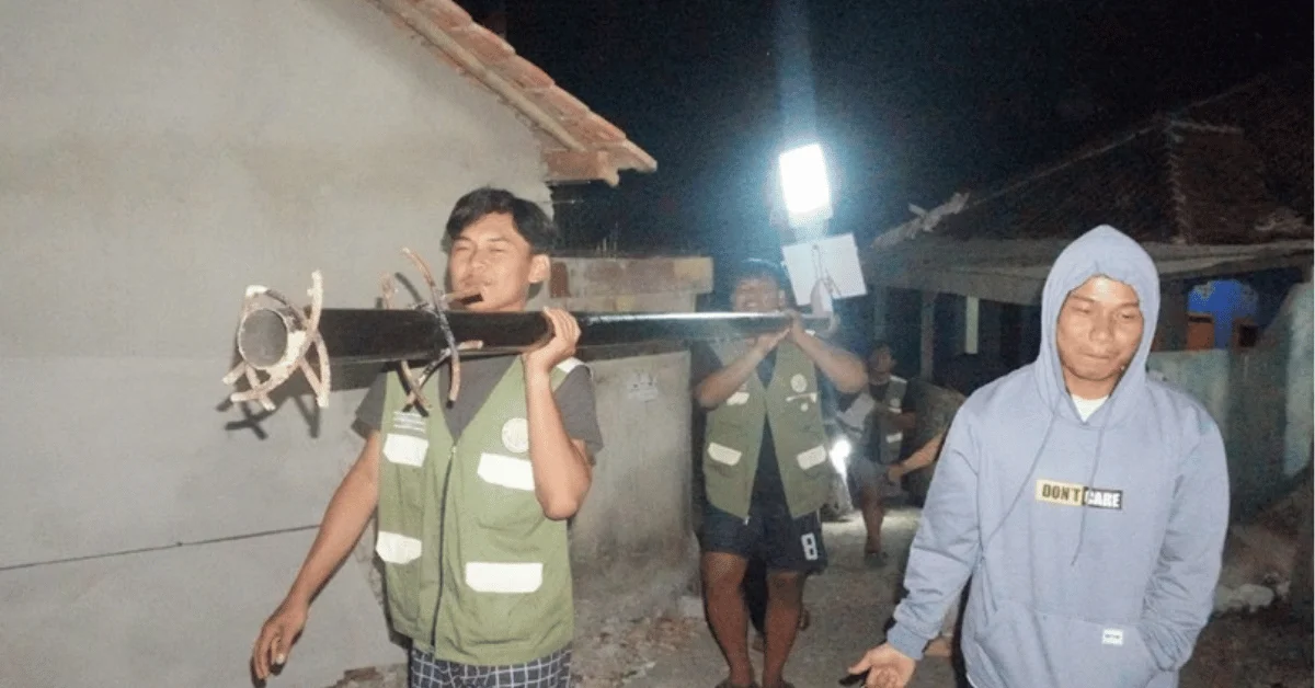 KKN Synara 144 UIN Jakarta Pasang Panel Surya untuk Terangi Jalan RW 10 Desa Ciasmara