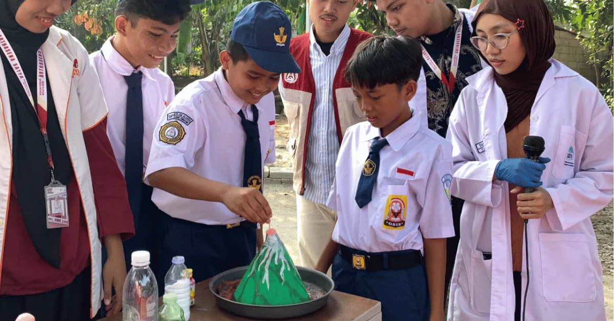KKN 254 Arthasena Satya UIN Jakarta Kenalkan Sains dan Nilai Al-Qur’an melalui Eksperimen Volcanic Eruption
