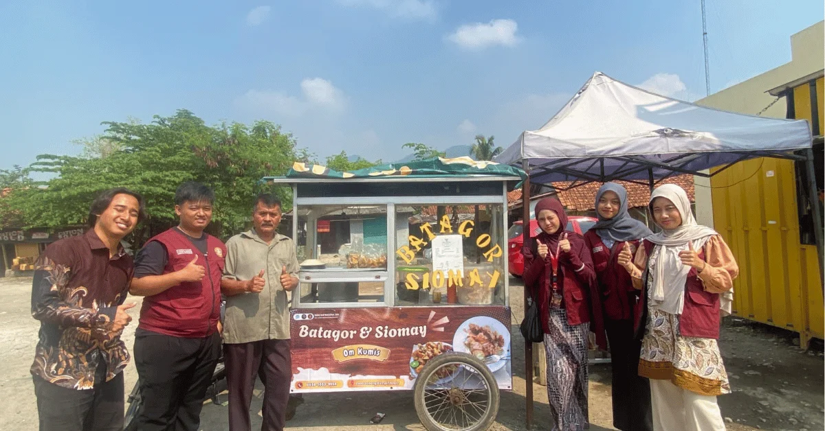 Dorong Digitalisasi UMKM, KKN 209 Antrasena UIN Jakarta Hadirkan QRIS dan Google Maps di Desa Gobang