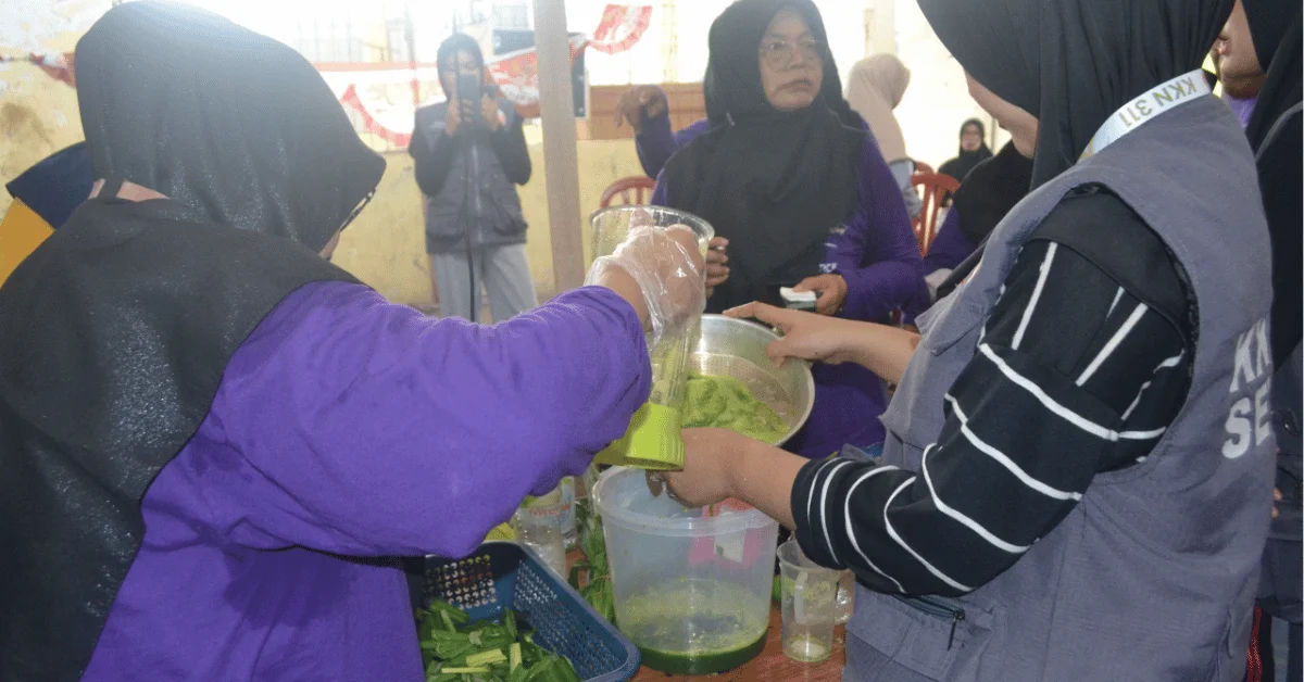 Manfaatkan Potensi Lingkungan, KKN 311 Sevara UIN Jakarta Ajak Ibu-Ibu PKK Membuat Sabun Ramah Lingkungan
