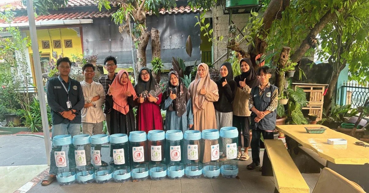 Sulap Galon Bekas Jadi Tempat Sampah, KKN Aksanusa 116 Dorong Kebersihan Sawangan Baru