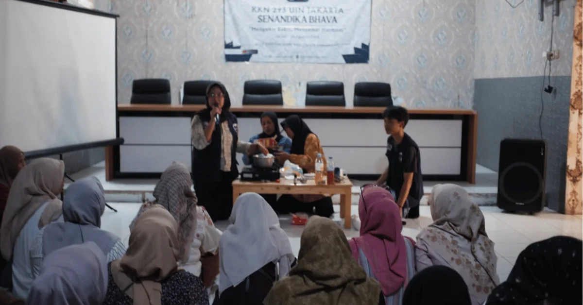 KKN 293 Senandika Bhava UIN Jakarta Edukasi Warga Sindangasih Manfaatkan Minyak Jelantah Jadi Lilin Aromaterapi