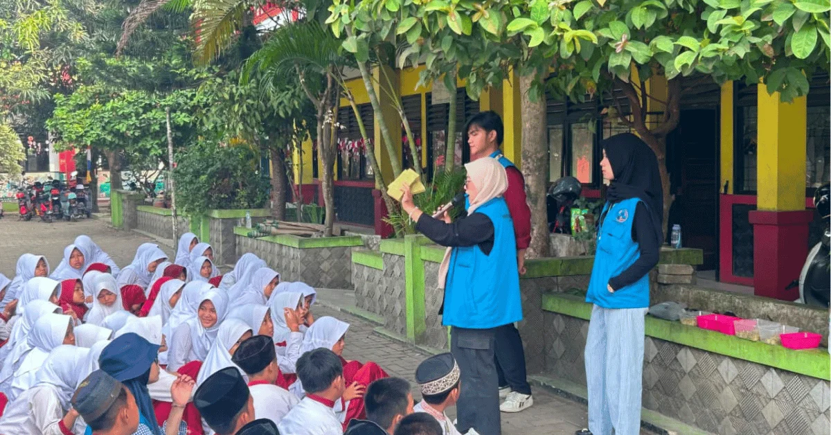 KKN 288 Gema Darya UIN Jakarta Hidupkan Kembali Budidaya Hidroponik Bersama Siswa SDN Cirewed