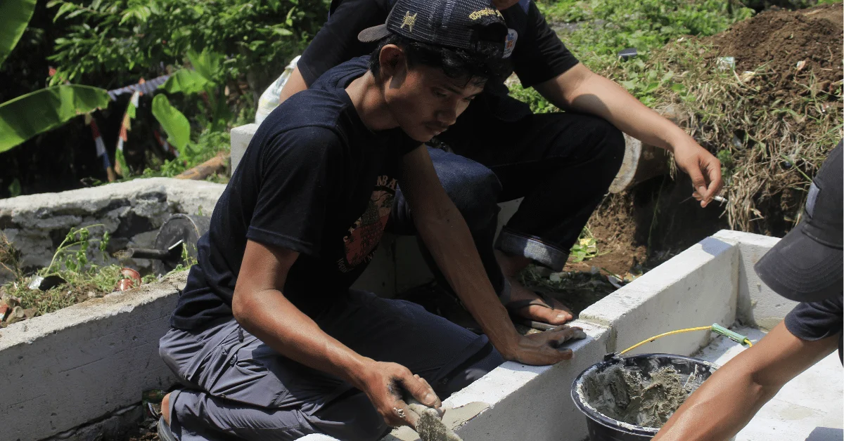 KKN 169 Nishkama UIN Jakarta Bangun Insinerator Sederhana untuk Dukung Pengelolaan Sampah di Desa Curugbitung