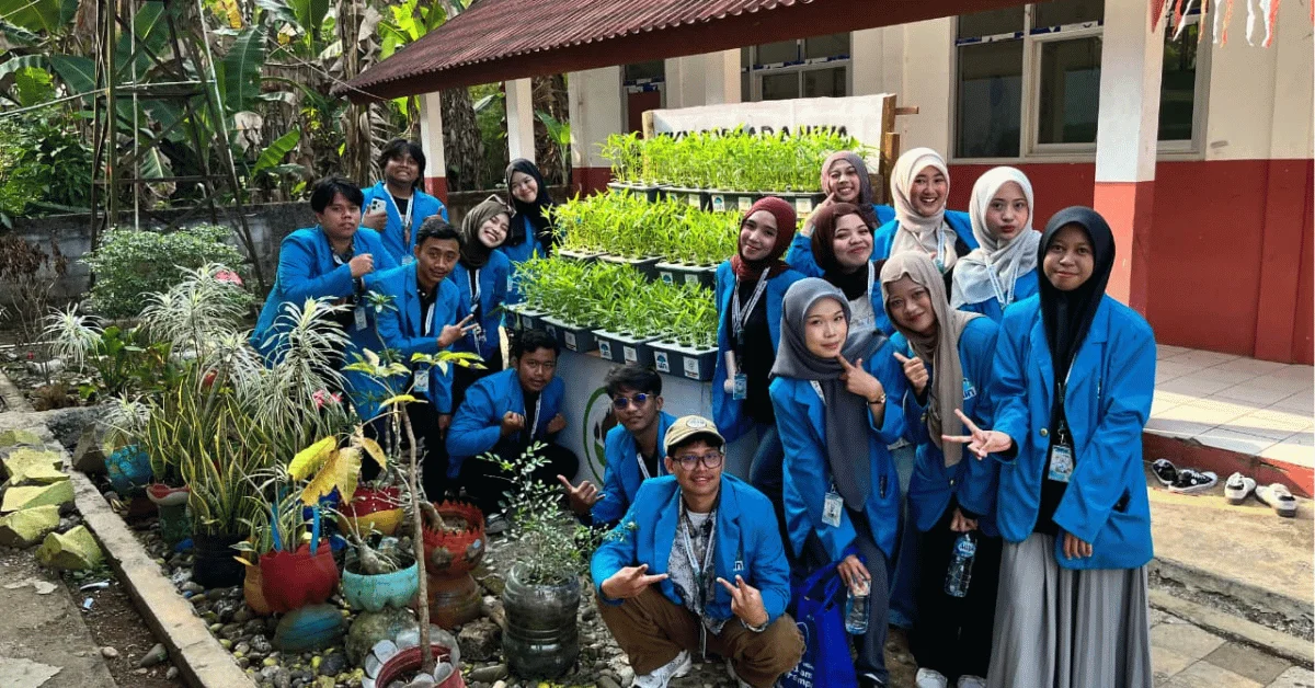 KKN 208 Sadajiwa UIN Jakarta Bangun Rak Tanaman Hidroponik di SDN Kertajaya 03