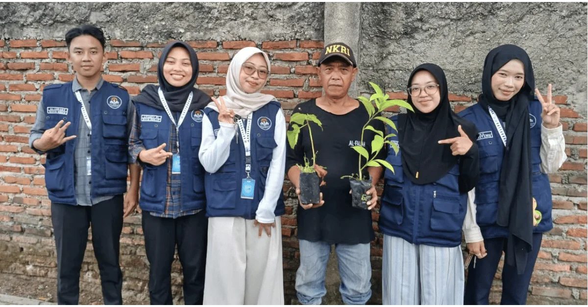Dari Rumah ke Rumah, KKN 304 UIN Jakarta Hadirkan Gerakan Hijau di Pasir Bolang
