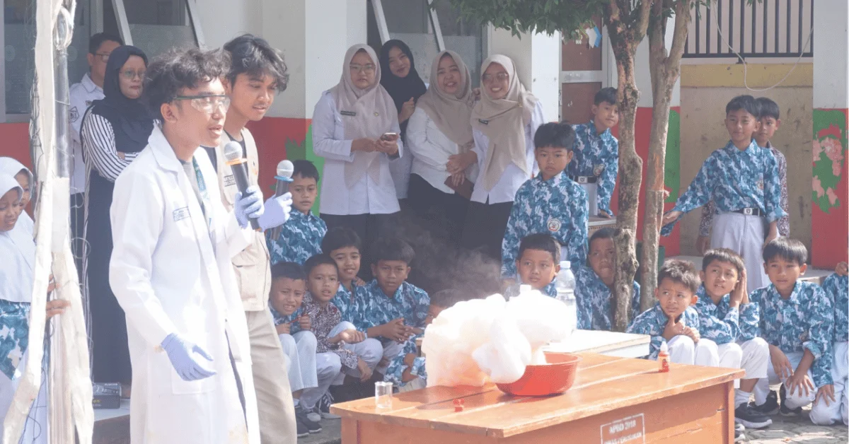 KKN 167 Lentera UIN Jakarta Kenalkan Sains lewat Chemistry for Kids di Tiga Sekolah Desa Batu Tulis
