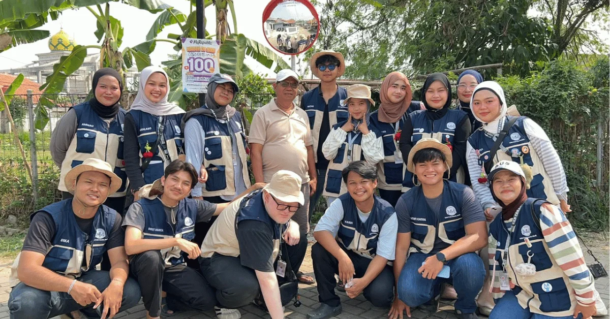Wujudkan Jalan Lebih Aman, KKN 308 Cakrawala Abdi UIN Jakarta Hadirkan Penerangan dan Kaca Jalan bagi Warga