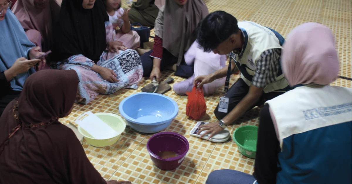 Mahasiswa KKN 143 UIN Jakarta Edukasi Warga Desa Ciasihan Kelola Sampah Organik melalui Pembuatan Eco Enzyme