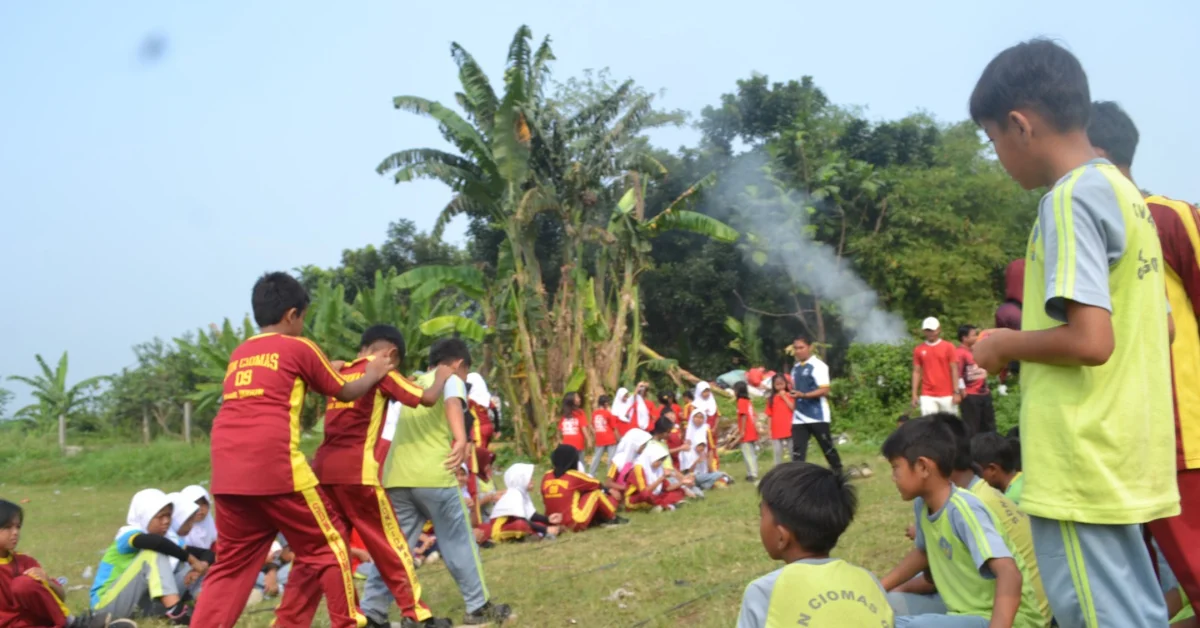 Semarak HUT RI ke-81, KKN 150 Arutala Dampingi Perlombaan di SDN Ciomas 07