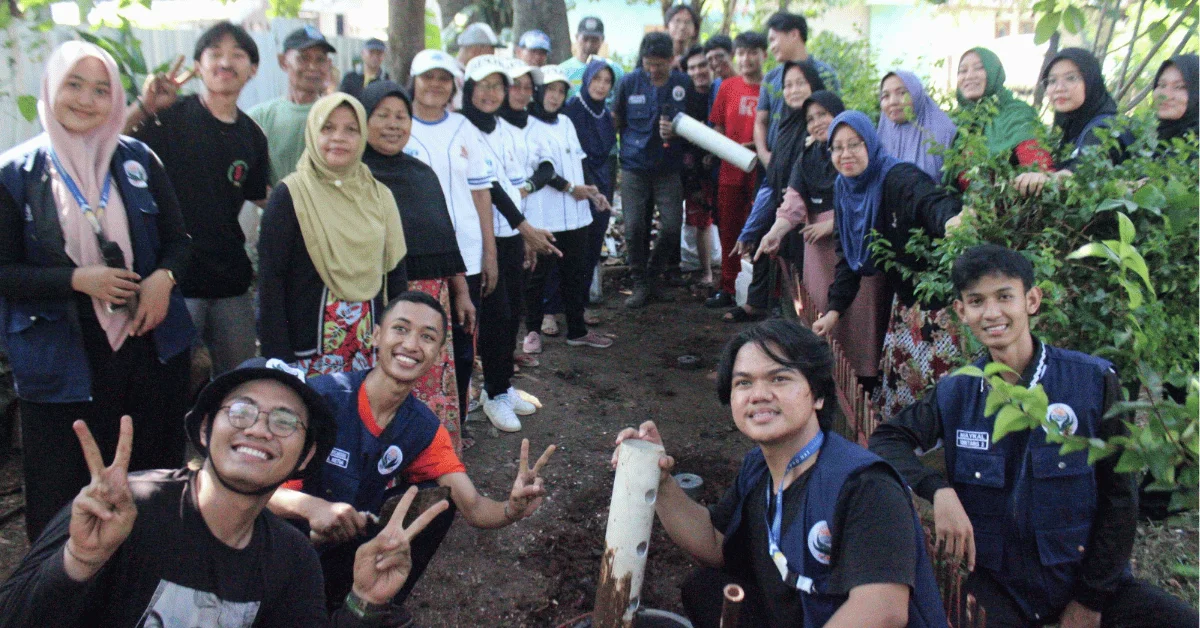 Kelola Sampah dari Rumah, KKN 094 Bhumiwira UIN Jakarta Kenalkan Pembuatan Biopori dan Komposter di RW 006 Rambutan