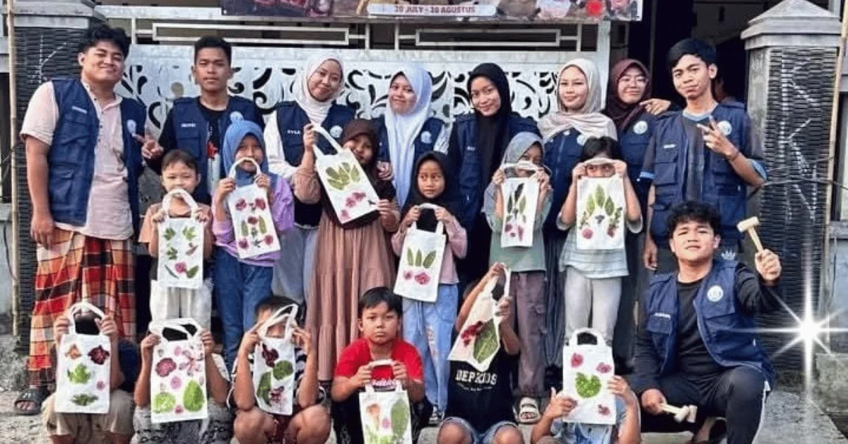 Belajar Sambil Berkarya, KKN 211 Astakarsa Ajak Anak Desa Babakan Membuat Totebag Ecoprint