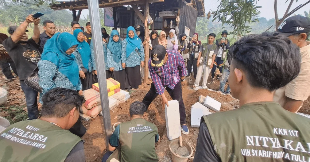 Gotong Royong KKN 117 NityaKarsa dan Warga, Bangun MCK untuk Petani Lebak Lestari