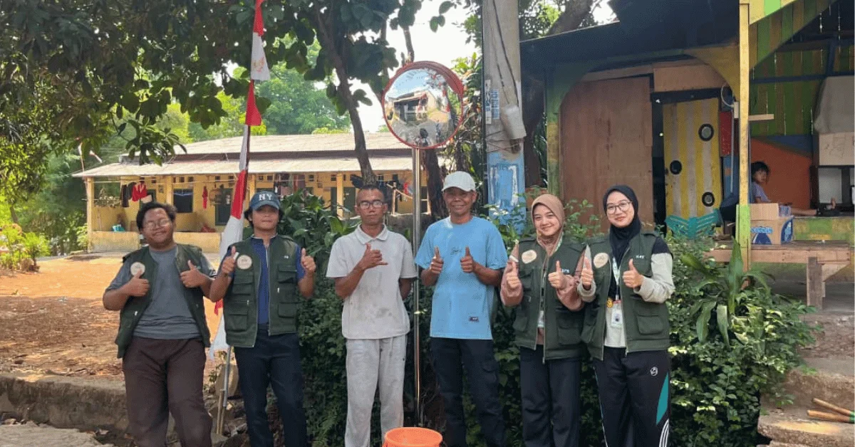 Tingkatkan Keselamatan Pengguna Jalan, KKN 179 Adhyaksa UIN Jakarta Pasang Kaca Cembung di Desa Curug