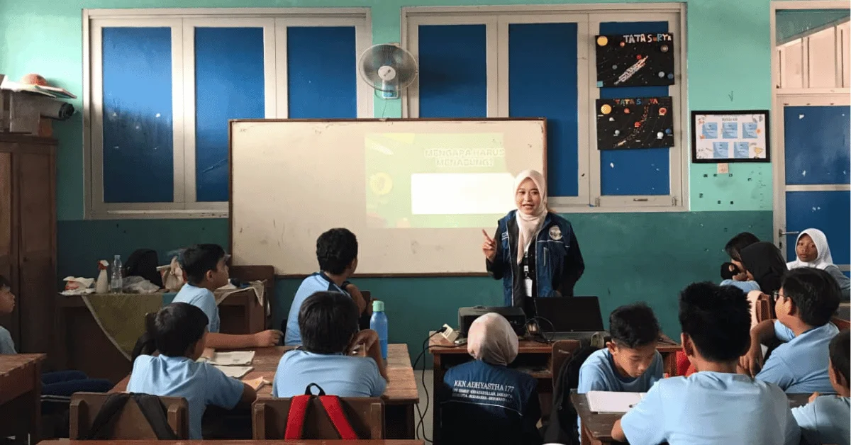 KKN 177 Adhyastha UIN Jakarta Sosialisasikan Pentingnya Menabung Sejak Dini kepada Siswa SDN Cibinong 01