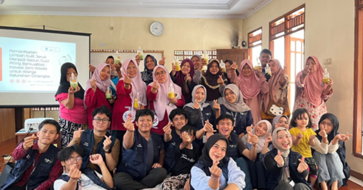Dari Limbah Jadi Manfaat, KKN 119 UIN Jakarta Ajak Warga Cinangka Olah Kulit Jeruk