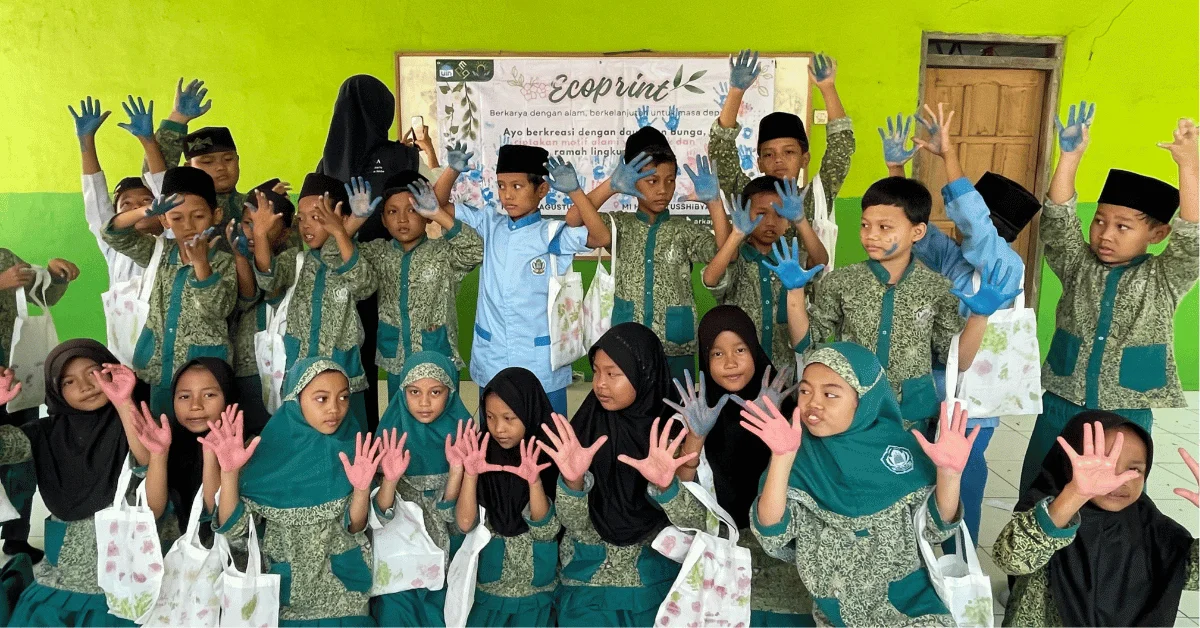 KKN 281 Arkaprana UIN Jakarta Kenalkan Ecoprint kepada Siswa MI Hidayatus Shibyan