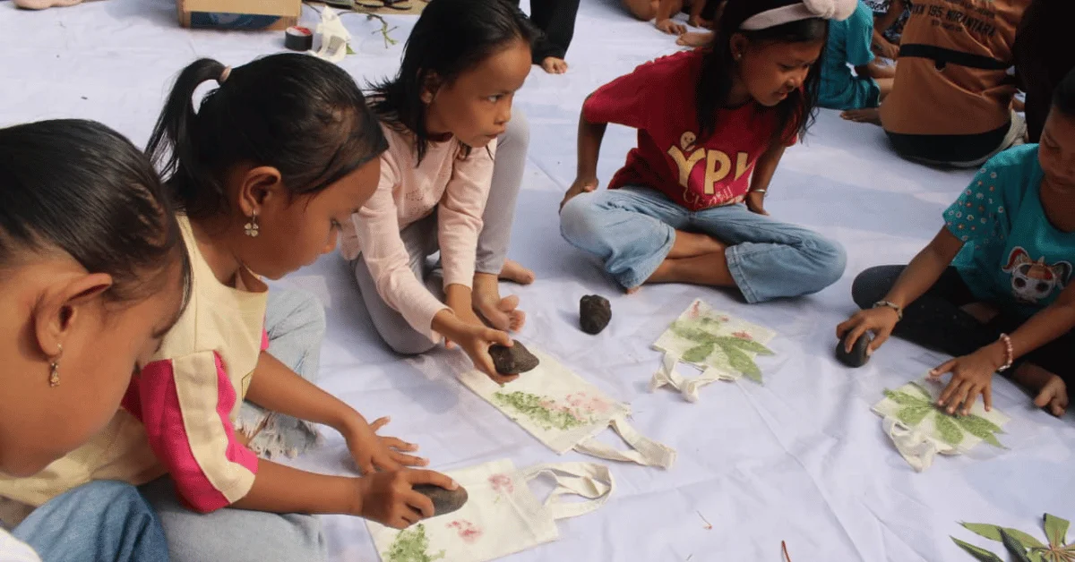 Kenalkan Sains dan Kreativitas Sejak Dini, KKN 195 Nirantara Ajak Anak Ciampea Udik Berkreasi melalui Eco-Print