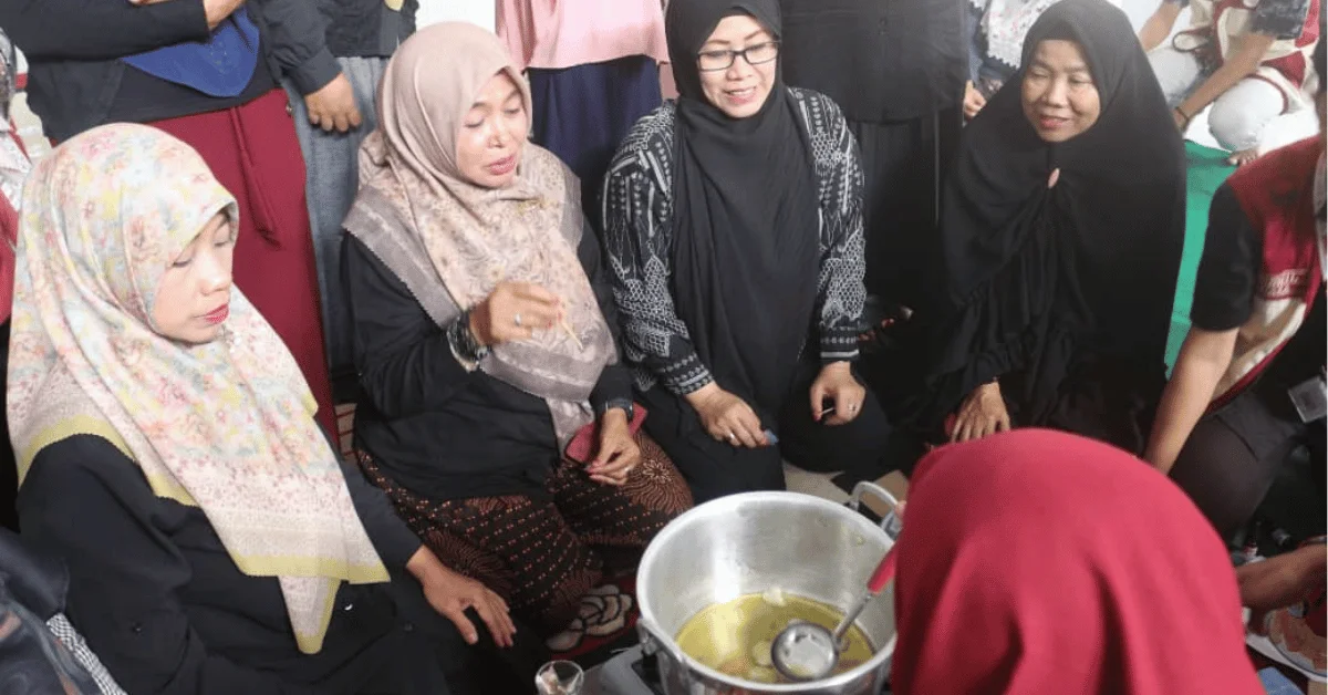 Ketika Jelantah Menjadi Masalah, KKN 133 Saptadasa Karsa UIN Jakarta Olah Limbah Menjadi Lilin Aromaterapi