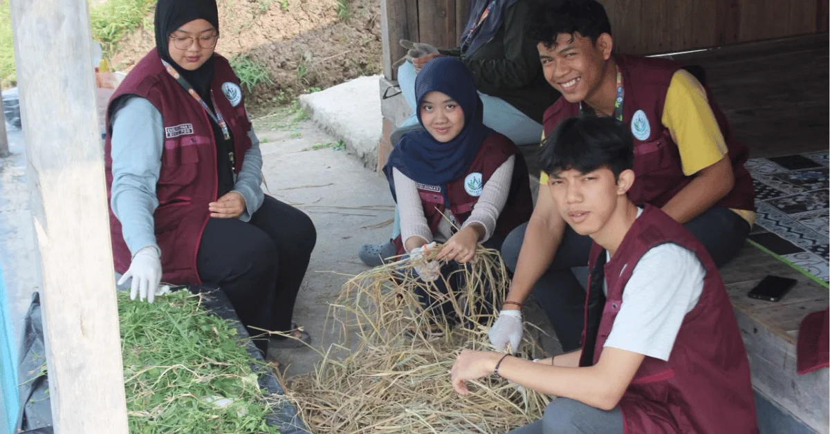 Tak Ada Sampah yang Sia-Sia, KKN 322 Aksanara UIN Jakarta Ajak Ibu-Ibu Kampung Tipar Olah Sampah Jadi Kompos