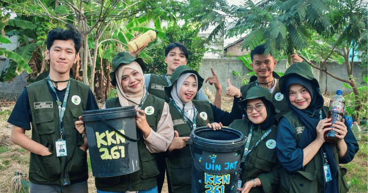 Manfaatkan Sisa Sampah Rumah Tangga, KKN 261 Bakti Nayaka UIN Jakarta Ajak Ibu-Ibu PKK Olah Sampah Menjadi Kompos