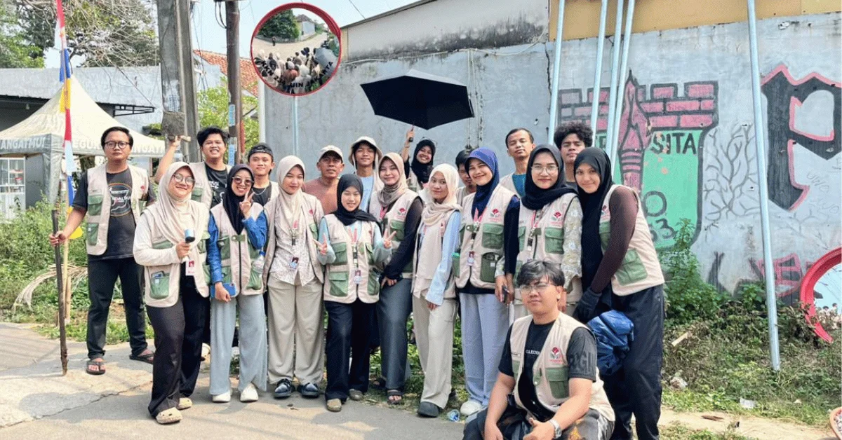 KKN 234 Aksawira UIN Jakarta Pasang Kaca Cembung untuk Tingkatkan Keselamatan Berkendara di Cisauk Girang