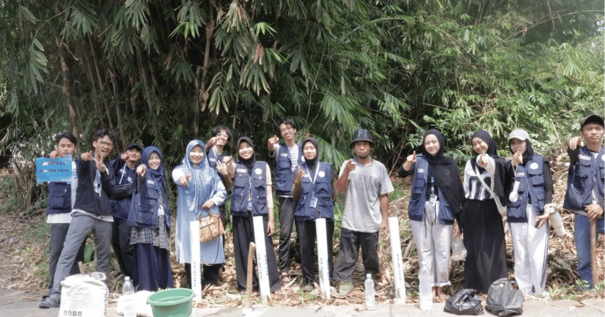 Tingkatkan Keselamatan Berkendara, KKN 236 Sativawangi UIN Jakarta Pasang Rambu dan Reflektor Jalan di Cisauk