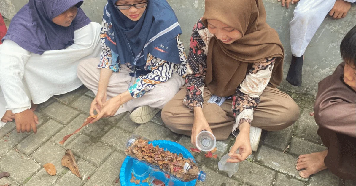 Banyak Sampah di Sungai: KKN 192 Archivora UIN Jakarta Edukasi Siswa SDN Bengle Bahaya Membuang Sampah ke Sungai