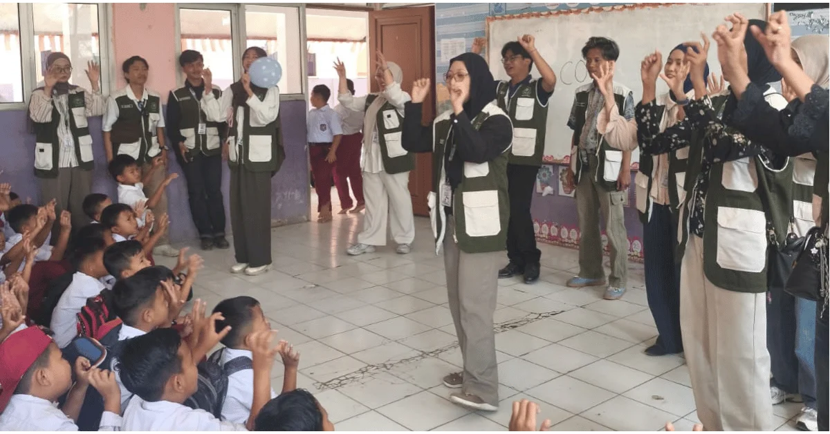 Kenalkan Sains melalui Eksperimen, KKN 222 Palmarutala UIN Jakarta Gelar Eksperimen Asam-Basa dan Fire Hands di SDN Kiarapandak 02