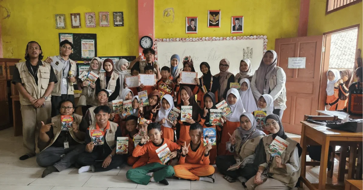Menyalakan Edukasi dengan Literasi, KKN 301 TESA UIN Jakarta Hadirkan Program 1 Anak 1 Buku di Empat Sekolah Desa Cisereh