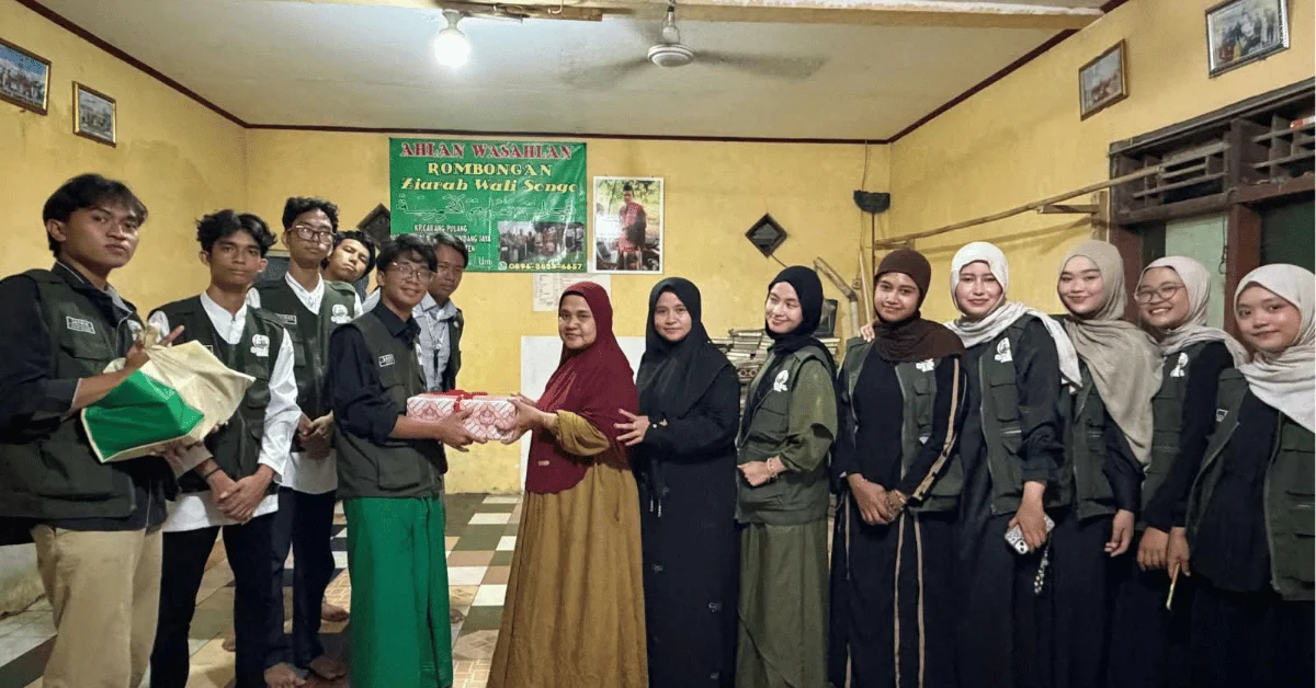 KKN 298 Bhavitra UIN Jakarta Salurkan Wakaf Alat Salat, Al-Qur’an, dan Iqra di Desa Wanakerta