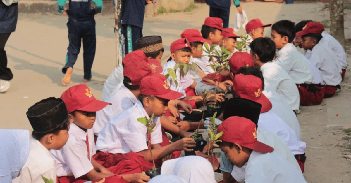 Program Go Green, KKN 213 Wiyata Cakra UIN Jakarta Tanam Bibit Pohon Bersama Siswa SDN 01 Tapos