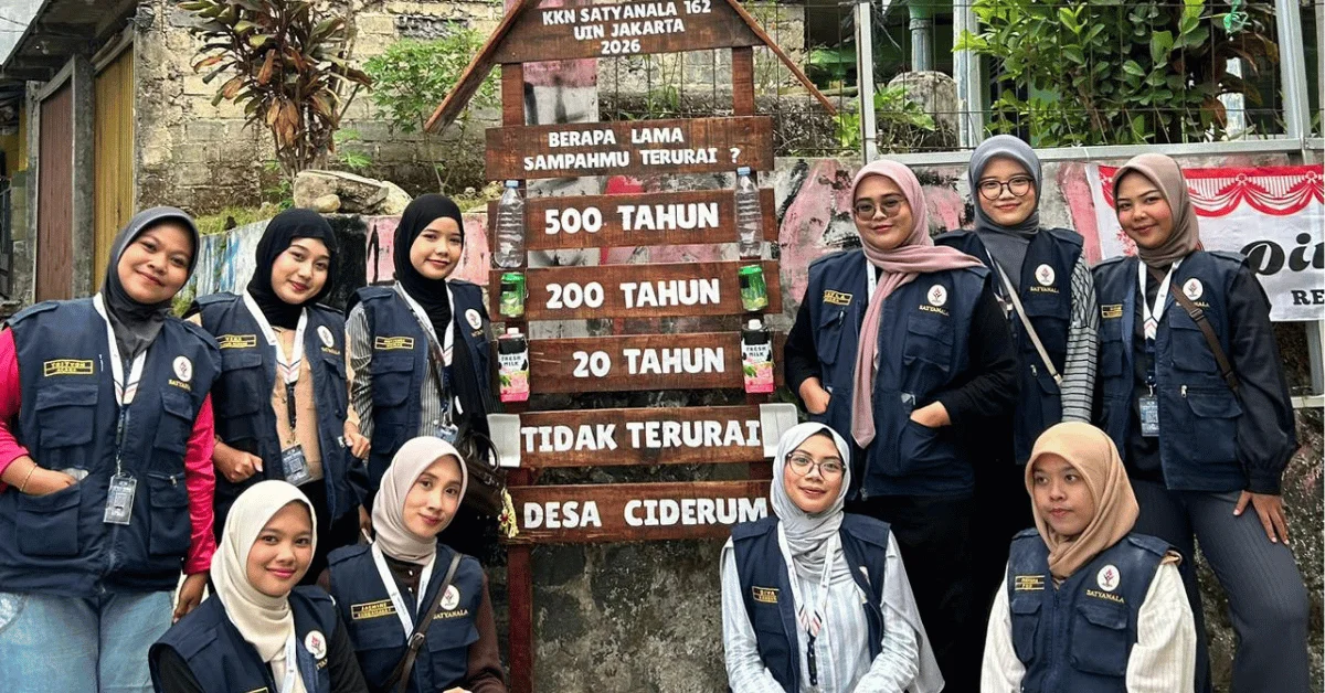 KKN Satyanala 162 UIN Jakarta Hadirkan Papan Edukasi Sampah di Tiga Titik Desa Ciderum