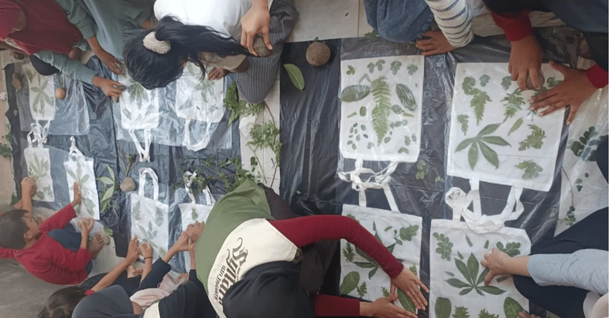 KKN UIN Jakarta Synara 144 Berkolaborasi dengan Anak-Anak Desa Ciasmara dalam Pembuatan Ecoprint Berbahan Daun untuk Mendukung Kreativitas dan Kepedulian Lingkungan