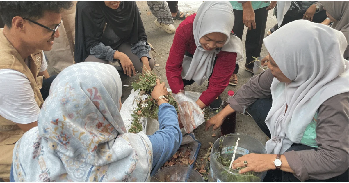 Sulap Sampah Organik Jadi Pupuk, KKN Karuna Bhumi 240 UIN Jakarta Dampingi Ibu-Ibu PKK Desa Cihuni